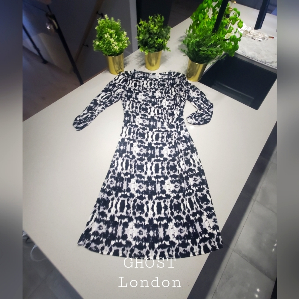 GHOST LONDON Superbe robe d'excellente qualité de longueur midi